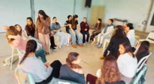 אימהות ונערות יושבות במעגל בסדנת שנת בת מצווה בהנחיית אביב גרוסר